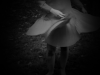 黑白的 捂裙子 慢动作  black and white