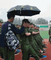 雨伞 背包 下雨 军训