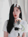 美女 话筒 捂脸 白衣服