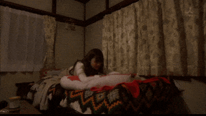美女 生气 爬床上 捶打 深田恭子