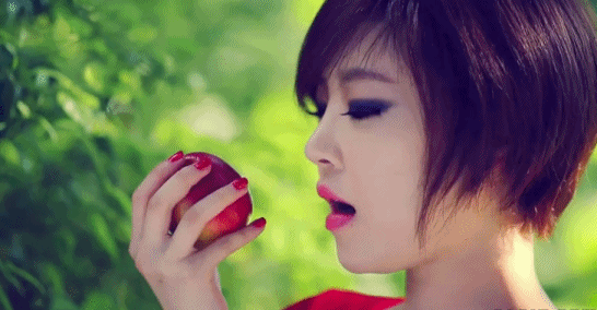 美女 吃苹果 张大嘴 红指甲