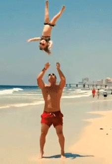 飞天 小萝莉 杂技 海边 沙滩 爸爸带孩子 可怕