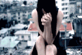 女人 长发 捂脸 难过