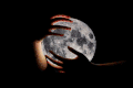 手 抱着 月亮