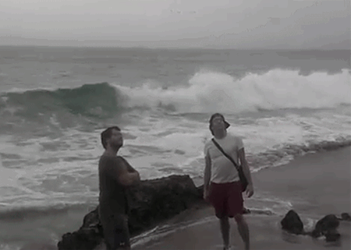 小伙子 拍照 凹造型 大海 浪花 搞笑