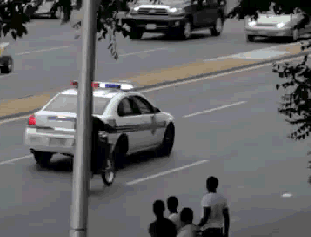 警车 踢 搞笑 街道