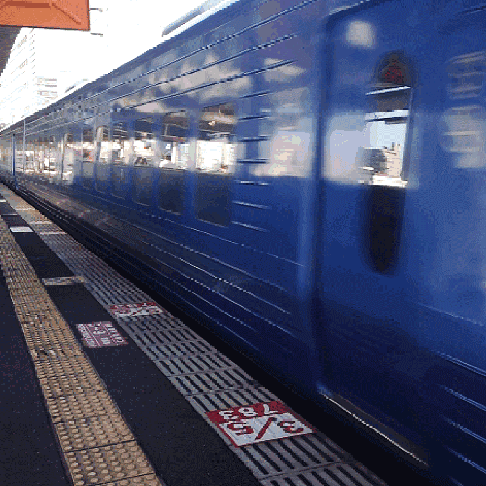 火车 蓝色 行驶 车站