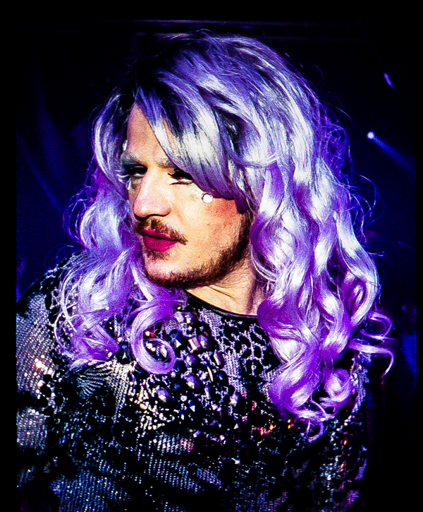 卷发 眼神 红唇 歪头