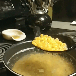 通心粉 漏勺 锅 热水 煮沸