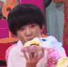 明星爱豆 易烊千玺 逗比 tfboys 可爱 吃蛋糕 吃货 美食 千宝宝 天真