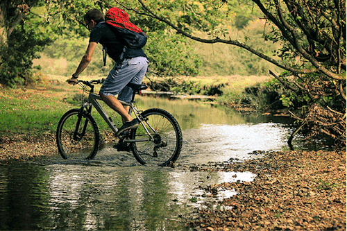 单车 溪水