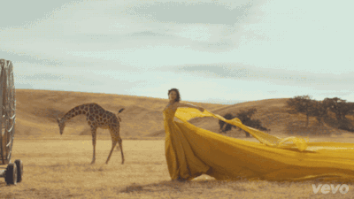 美女 长裙 黄色 长颈鹿