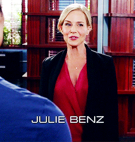 朱莉·本茨 JulieBenz  微笑 成熟女性 JULIEBENZ 拉克萬納布魯斯 甜心，我回來了