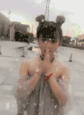 美女 下雪 手表 眨眼睛