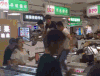 打架 围殴 手机店 商场
