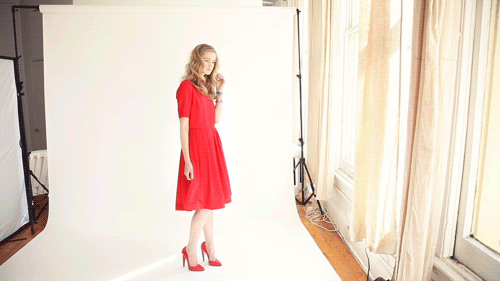 时尚 红裙 白布景