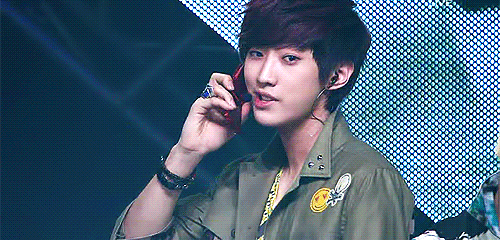 打电话 眼神 点头