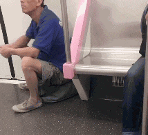 叔叔 看着是挺心酸的 坐在席上 列车