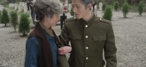 解密 老人 對視 走路