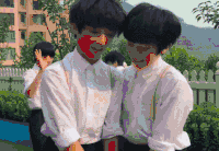 帅哥 玩游戏 树木 笑容