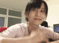 papi酱 竖起大拇指 微笑 歪头