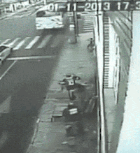 监控 马路 车祸 吓人
