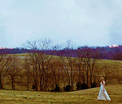 树枝 白裙 独自一人 走路