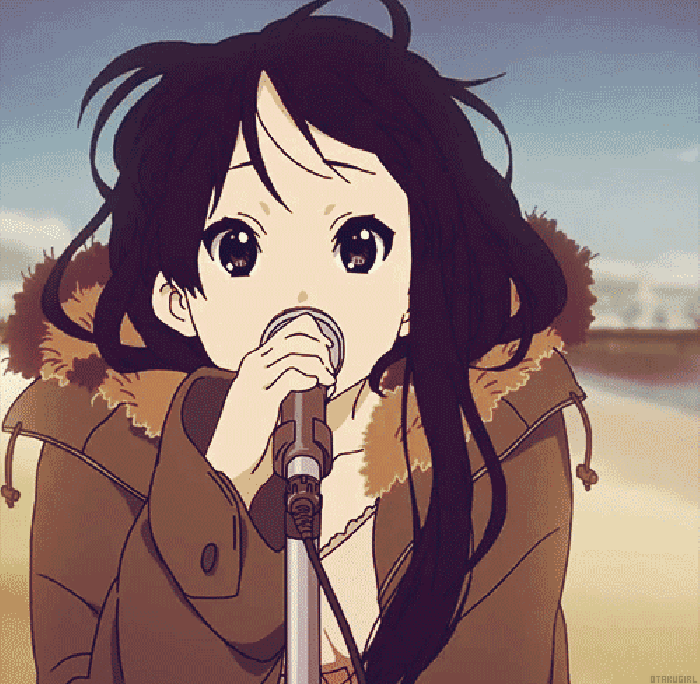女孩 棉衣 唱歌 海边