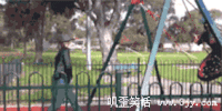 荡秋千 被撞 蛋碎 搞笑