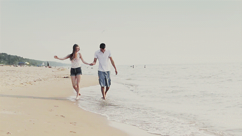 沙滩 情侣 牵手 漫步