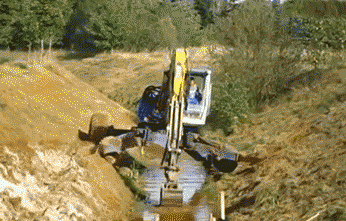 挖掘机 技术 本领 水沟 爬上去