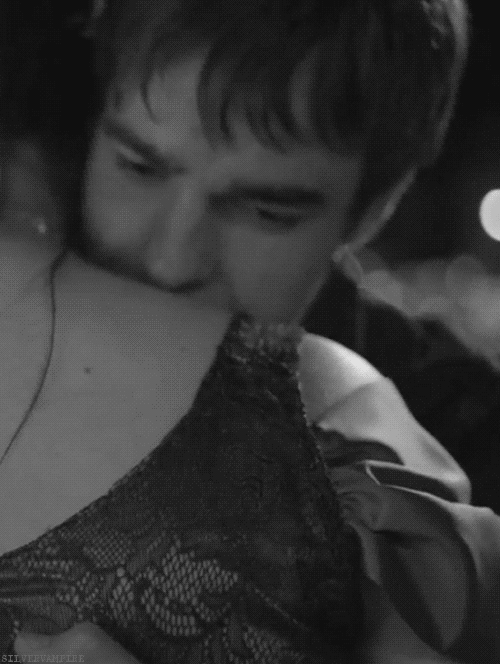 帅哥 美女 拥抱 接吻