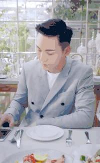 陈伟霆 西装 餐桌 开心
