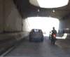 男子  摩托  马路  踹车  翻倒  自作自受