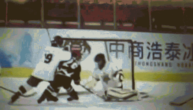 北京冰球赛 裁判无视 小球员 被殴打 球员父亲 冲进赛场 痛揍裁判 比赛