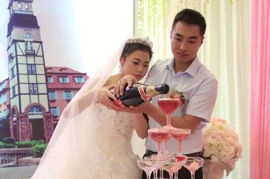 新婚祝福 天生一对 婚礼现场 幸福 倒香槟