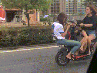 女司机 摩托车 超载 太强悍了