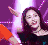 美女 跳舞 耳环 笑容