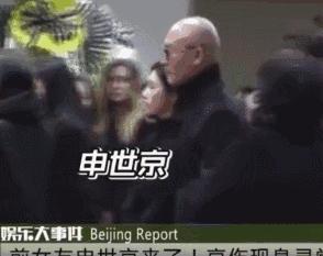 花圈葬礼行走人群gif动图_动态图_表情包下载_soogif