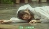 躺地上 没钱 好痛苦 年轻女子