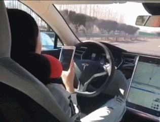 开车 不把方向盘 玩手机 无人驾驶