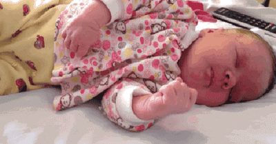 婴儿 睡觉 做梦 手指