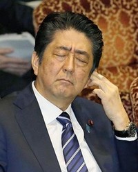 安倍 闭眼 思考 疲倦