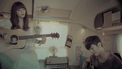 CNBLUE Juniel MV 傻瓜 吉他 唱歌 弹吉他 房车 男女对唱 郊游 郑容和 野营 音乐录影带