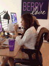 美女 电脑 吃东西 棒棒糖