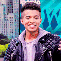 帅哥 比划 笑容 发型