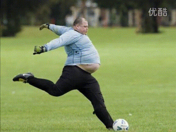 男人 肥胖 踢球 草地
