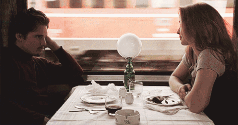 列车 年轻男女 餐桌 对视