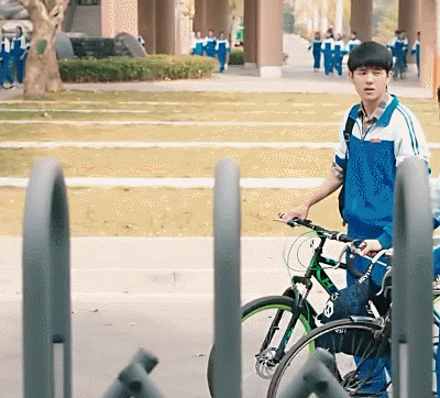 刘昊然 推单车 校服 学生 偶像