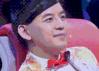 点头 短发 红领结 椅子